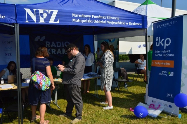 Podczas pikniku przy Tężni Solankowej w Wieliczce każda osoba po czterdziestce mogła skorzystać z podstawowych pomiarów, m.in. ciśnienia krwi, poziomu glukozy, badania miarowości serca czy wskaźnika masy ciała.