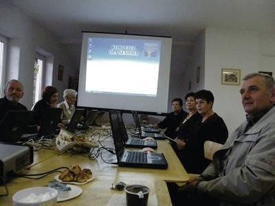 Seniorzy z gminy Zabierzów zasiedli przy laptopach Fot. Magdalena Uchto