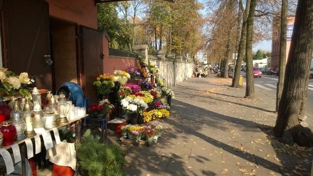 Przed cmentarzem przy ul. Ogrodowej sprzedano już większość stanowisk do handlowania zniczami i kwiatami.