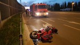 Śmiertelny wypadek motocyklisty na trasie Górna. Uderzył w słupki rozdzielające jezdnie alei Bartoszewskiego. [ZDJĘCIA]