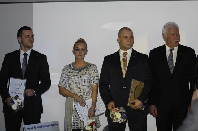 Najlepsza trójka sportowców 2013 roku. Stoją od lewej:  Łukasz Radwański (srebro), Aida Bella (brąz) i Bartłomiej Bonk (złoto) oraz Władysław Kozakiewicz, mistrz olimpijski z Moskwy.