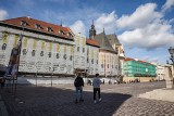 Kraków. Mały Rynek szczelnie opakowany. Tutejsze zabytki "hurtowo" przechodzą lifting [ZDJĘCIA]