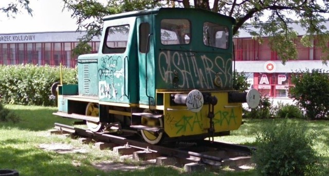 Zabytkowa lokomotywa stoi w pobliżu dworca PKP w Zielonej Górze
