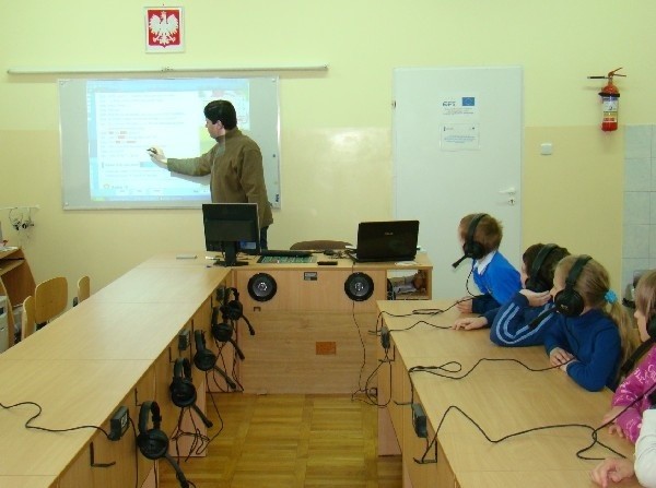 Nauczyciel z Łukawicy skonstruował tablicę interaktywną. Szkoła zaoszczędziła sporo pieniędzy