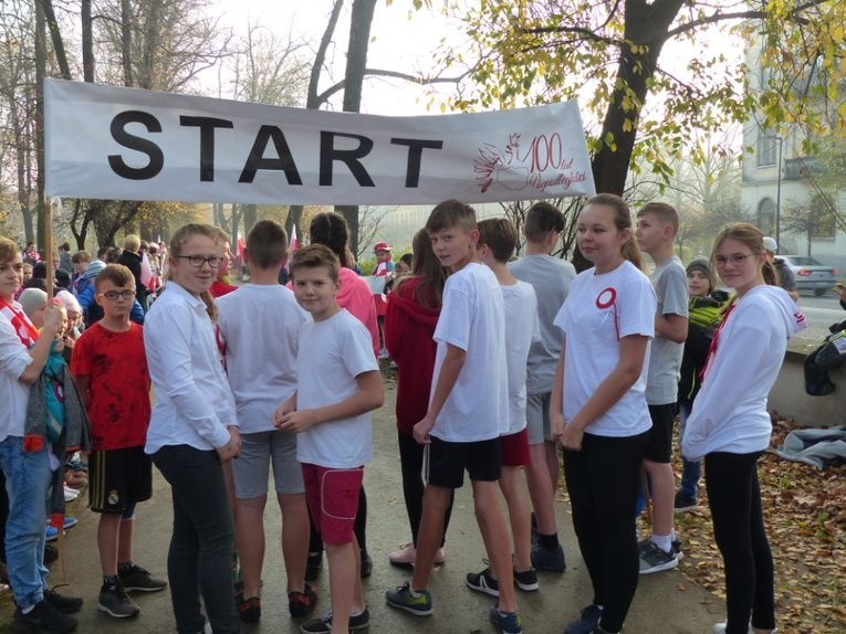 100 biegaczy na 100-lecie. W PSP 13 Radom uczniowie godnie i na sportowo uczcili okrągłą rocznicę odzyskania niepodległości (ZDJĘCIA)