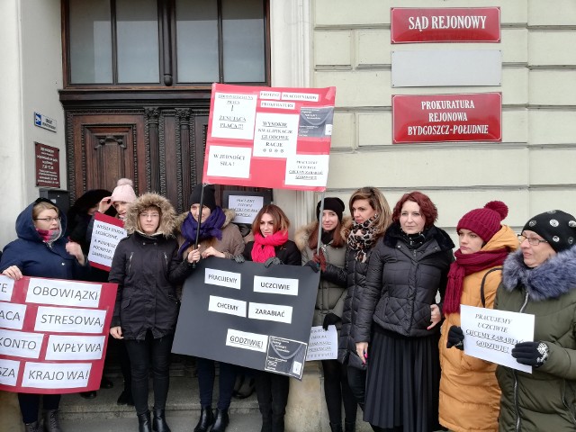 Pracownicy prokuratur rejonowych w Bydgoszczy rozpoczęli dzisiaj (17 grudnia) swój protest. Domagają się podwyżek. Urzędniczki o godz. 12:00 wyszły z siedziby Prokuratury Rejonowej Bydgoszcz-Południe i na Starym Rynku spotkały się z pracownicami "północy". Część personelu wzorem pracowników sądów jest dzisiaj na zwolnieniach lekarskich. Protest pracowników prokuratury w Bydgoszczy