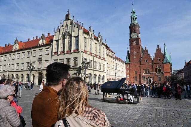 Na Dolnym Śląsku mamy 91 miast. Tylko 24 mają dodatnie saldo migracji - oznacza to, że więcej osób się tam zameldowało niż wymeldowało. Które miasta są najpopularniejsze? Rekordzista - miasteczko pod Wrocławiem - ma saldo migracji 48,5 na 1000 mieszkańców. Ale to wyjątek. Wrocław ma saldo - 2,3, a średnia dla Dolnego Śląska to 1,3.Które miasta są "najpopularniejsze"? Sprawdź.