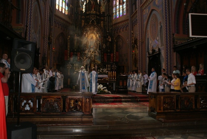 Goście z Włoch i Czech po mszy św. przeszli ulicami miasta...