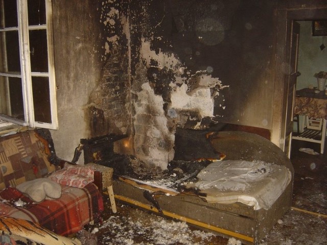 W mieszkaniu prawdopodobnie wybuchł pożar, którego nikt nie zauważył.