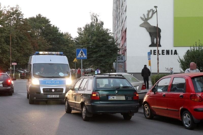 Wrocław: 60-latek pod wpływem alkoholu jechał zygzakiem. Uszkodził kilka aut