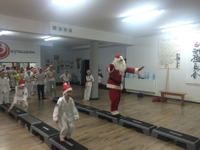 Święty Mikołaj odwiedził młodych szydłowieckich karateków