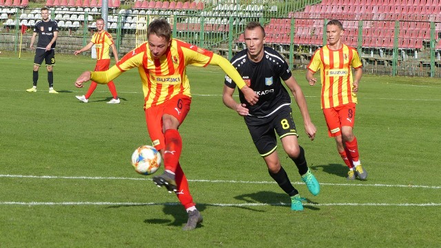 W meczu na szczycie w trzeciej lidze lider Korona II Kielce przegrał z wiceliderem Stalą Kraśnik 0:2 (0:1). Bramki zdobyli Rafał Król w 45 minucie z karnego i Arkadiusz Maj w 54 minucie. Korona II Kielce - Stal Kraśnik 0:2 (0:1) Bramki: 0:1 Rafał Król 45 z karnego, 0:2 Arkadiusz Maj 54.Korona II: Osobiński 5 (82. Dutka nie klas.) - Więckowski 5, Prętnik 6, Dziubek 5, Bujak 5 (46. Sowiński 5), Górski 5 (66. Rogoziński 4), Zalazar 5, Sewerzyński 5 (77. P. Lisowski nie klas.), Petrović 5, D. Lisowski 5 -  Piróg 5 (77. Chudecki nie klas.).Stal: Borusiński - Mazurek, Kudriawcew (88. Lutsyk), K. Król, Kaczmarek (82. Cygan) - R. Król, Tadrowski, Maj (77. Skrzyński), Czelej (84. Michalak), Świech - Popiołek (73. Misiak).Widzów: 400. Sędziował: Artur Szelc z Krosna.W wyjściowym składzie Korony II zagrało ośmiu piłkarzy, którzy wystąpili w wyjściowym składzie w pierwszym spotkaniu Młodzieżowej Ligi UEFA z Realem Saragossa. Dołączyli do nich Rodrigo Zalazar, Michał Dziubek i Zvonimir Petrović.Korona w pierwszych 20 minutach zagrażała bramce gości, ale brakowało wykończenia akcji. Dobrze prezentująca się Stal, mająca w składzie zawodników z występami w ekstraklasie i pierwszej lidze, tuż przed przerwą strzeliła gola. Jego autorem był kapitan Rafał Król, który skutecznie wykonał rzut karny. W 55. minucie, wicelider zdobył druga bramkę. Dośrodkował były piłkarz Korony Paweł Kaczmarek, a z kilku metrów piłkę do siatki skierował Arkadiusz Maj. Koronie nie udało się odwrócić losów spotkania i jej porażka stała się faktem.Dla Korony II była to druga porażka w tym sezonie. Kielecki zespół nadal jest liderem z dorobkiem 26 punktów, ale wicelider z Kraśnika ma już tylko 2 punkty mniej na koncie (24 pkt.). -Graliśmy z bardzo dobrym zespołem, do tej pory najlepszym w trzeciej lidze. Po drugie w tym tygodniu mniej trenowaliśmy, więcej podróżowaliśmy, bo byliśmy w Saragossie. Być może to się odbiło na naszej grze. Ale trzeba też przyznać, że popełniliśmy kilka indywidualnych błędów w środku pola - powiedział Sławomir Grzesik, trener Korony II. - Mamy za sobą bardzo intensywny okres. Większość chłopaków grała w Młodzieżowej Lidze Europy. W ciągu tygodnia rozegraliśmy kilka spotkań, dla tak młodych zawodników to jest spore obciążenie i to było widać na boisku - mówił Kacper Chudecki, piłkarz Korony.- Przyjechaliśmy z nastawieniem, żeby zdobyć trzy punkty i to się udało. Mieliśmy pomysł na grę. Do 20 minuty Korona II miała inicjatywę, później my ja przejęliśmy i odnieśliśmy zasłużone zwycięstwo - powiedział Jarosław Pacholarz, trener Stali, były szkoleniowiec Wisły Sandomierz.  (dor)