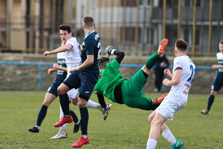 KS Wasilków przegrał z Bronią Radom 0:2 tracąc dwa gole w...