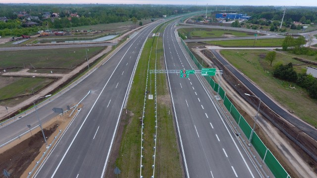 Budowa pierwszego odcinka drogi ekspresowej S14 - zachodniej obwodnicy Łodzi od węzła Lublinek do węzła Aleksandrów Łódzki (wcześniej Łódź Teofilów). Zdjęcia z 17 maja 2022 roku