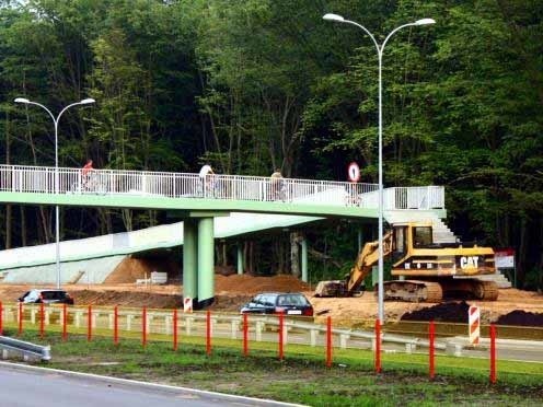 Przechodnie niszczą nową kładkę na Zwierzynieckiej.