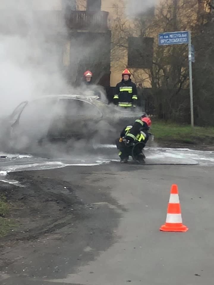 Mercedes stanął w ogniu. Pożar samochodu w Wielgowie 