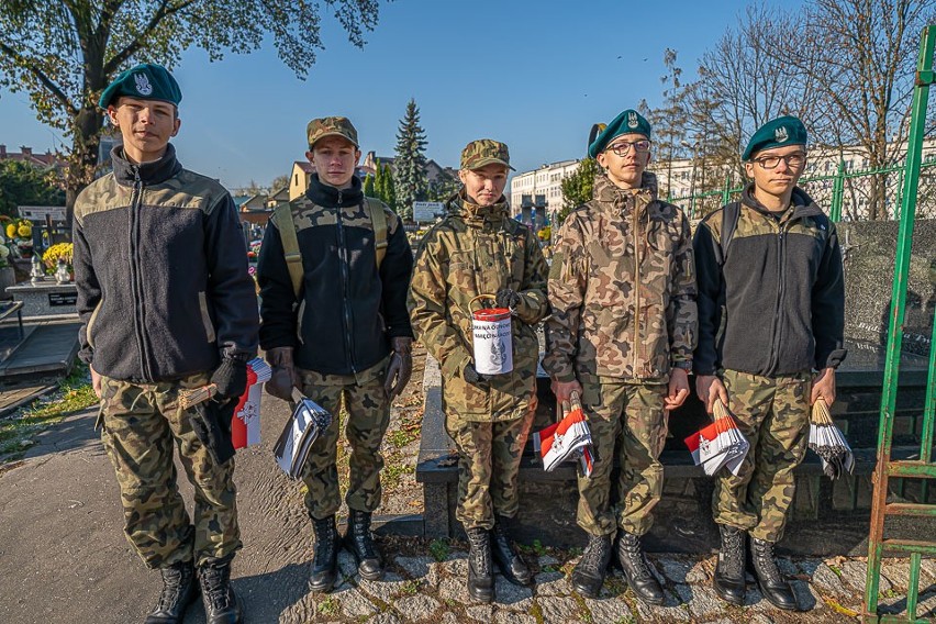 Nowy Sącz. Strzelcy również kwestują na sądeckich cmentarzach [ZDJĘCIA]