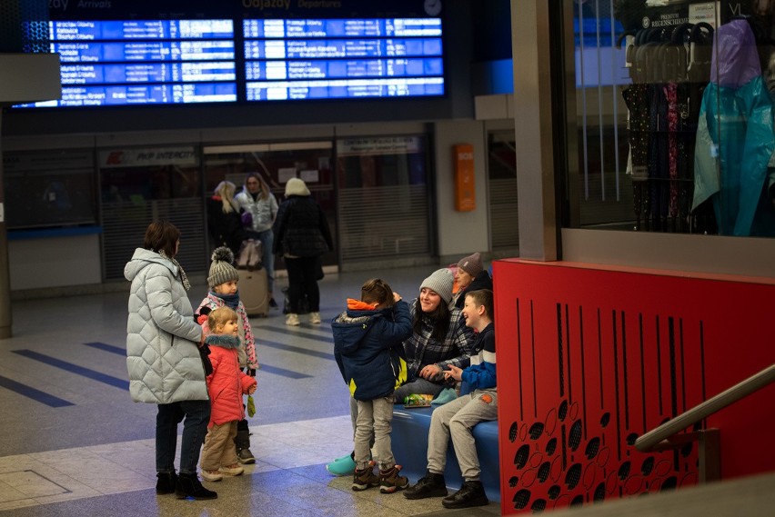 Kraków. Na dworzec PKP codziennie przyjeżdżają pociągi z tysiącami uchodźców z Ukrainy. "Moja podróż trwała 45 godzin" 