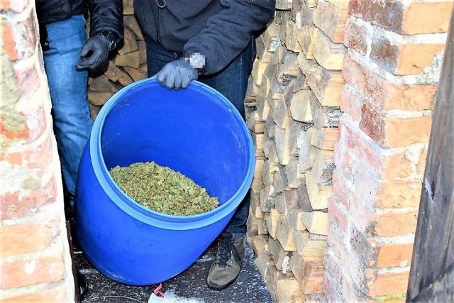 W pomieszczeniach policjanci ujawnili narkotyki o łącznej czarnorynkowej wartości ok. miliona złotych.