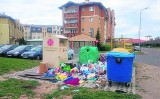 Góra śmieci leży przy ul. Szafranka w Słupsku 