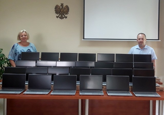 Gmina Jastrzębia zakupiła w ostatnich dniach laptopy dla uczniów z terenu gminy.