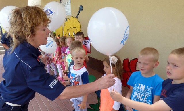Podinspektor Anna Zielińska-Brudek z Komendy Wojewódzkiej Policji w Kielcach odwiedziła Super Przedszkolaków 2017 z Bejsc, obsypując ich prezentami.