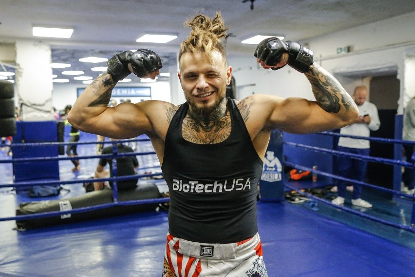 Mateusz z "Fit Lovers" trenuje przed walką na Fame MMA. Zobacz zdjęcia. Kacper Blonsky ma się czego obawiać?