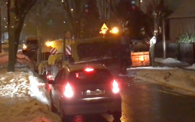 Piaskarka jechała bokiem, cudem nie rozbiła aut [WIDEO]