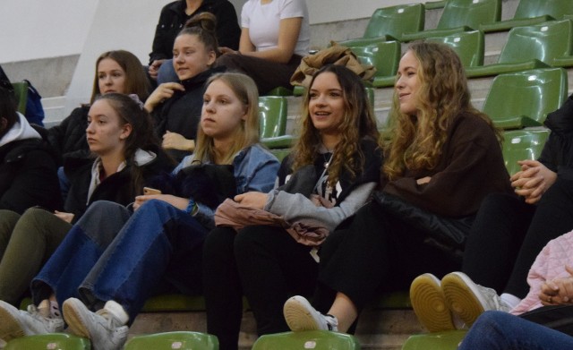 Piłkarki ręczne Suzuki Korony Handball Kielce w kolejnym meczu PGNiG Superligi Kobiet przegrały z Młynami Stoisław Koszalin 24:29. Byłeś na meczu? Znajdź się na zdjęciach.Zobacz kolejne zdjęcia. Przesuwaj zdjęcia w prawo - naciśnij strzałkę lub przycisk NASTĘPNE GDZIE SĄ CHŁOPCY Z TAMTYCH LAT, CZYLI CO DZIŚ ROBIĄ BYŁE GWIAZDY VIVE KIELCE [ZDJĘCIA] [B]POLECAMY RÓWNIEŻ:[/B][tabela][tr][td sz=300]IGOR KARACIĆ SIĘ ZARĘCZYŁ. ZOBACZ JEGO PIĘKNĄ WYBRANKĘ[/td][td sz=300]PIĘKNOŚĆ Z UKRAINY. ZOBACZ PARTNERKĘ ARTIOMA KARALIOKA[/td][/tr][td]BYŁY ZAWODNIK VIVE KIELCE JEST CZOŁOWYM POKERZYSTĄ ŚWIATA. WYGRYWA MILIONY DOLARÓW