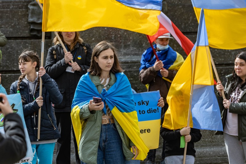 Kraków. Demonstracja Ukraińców na Rynku Głównym. Apelują do NATO [ZDJĘCIA]