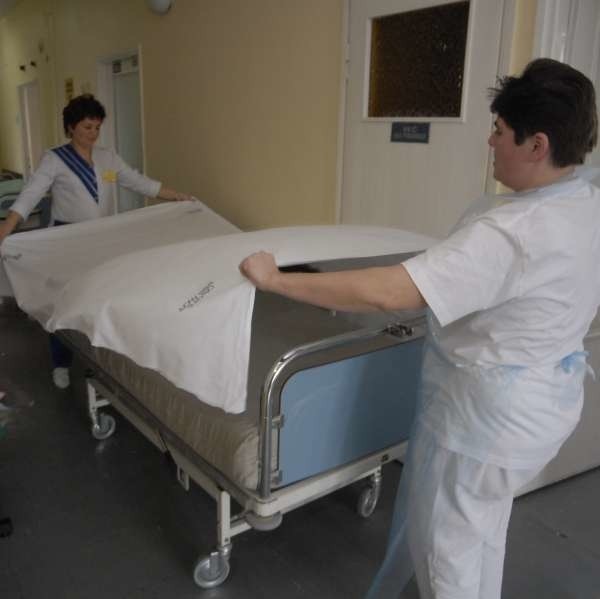 Oddział zakaźny Szpitala Wojewódzkiego w Opolu już pęka w szwach. Jeśli chorych będzie więcej, zostaną im miejsca na korytarzu.