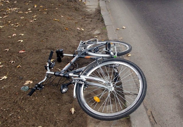 77-letni rowerzysta z urazem głowy trafił do szpitala w Białymstoku