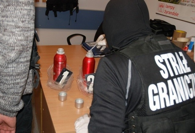 Zatrzymani mężczyźni oraz amfetamina znajdują się w dyspozycji Podlaskiego Oddziału Straży Granicznej.