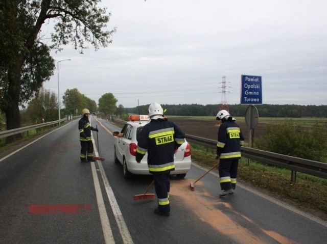 Strażacy neutralizują plamę oleju na drodze Opole - Zawada.