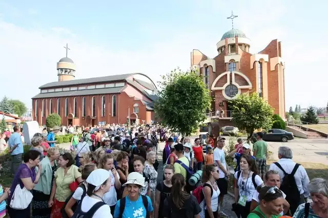 Po uroczystej inauguracji 30. Szczecińskiej Pieszej Pielgrzymki w sanktuarium Matki Bożej Fatimskiej na osiedlu Słonecznym kilkuset pątników ruszyło na Jasną Górę.