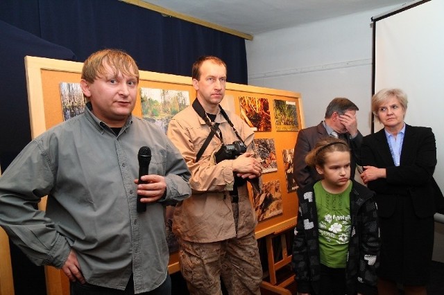 O swoich pracach mówili na otwarciu wystawy Adam Kotowicz (z lewej) oraz Maciej Rębiś 