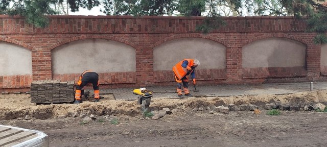 Prace na ul. Dominikańskiej prowadzone są w ramach realizacji remontu zachodniego objazdu starego miasta tj. ulic Dominikańskiej, Klasztornej i 22 Stycznia