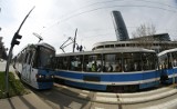 Ogromne kłopoty pasażerów MPK we Wrocławiu. Brak prądu w sieci trakcyjnej!