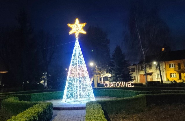 N rynku postawiono lśniącą białym światłem choinkę ze złotą, sześcioramienną gwiazdą oraz zamontowano neon z nazwą miasta