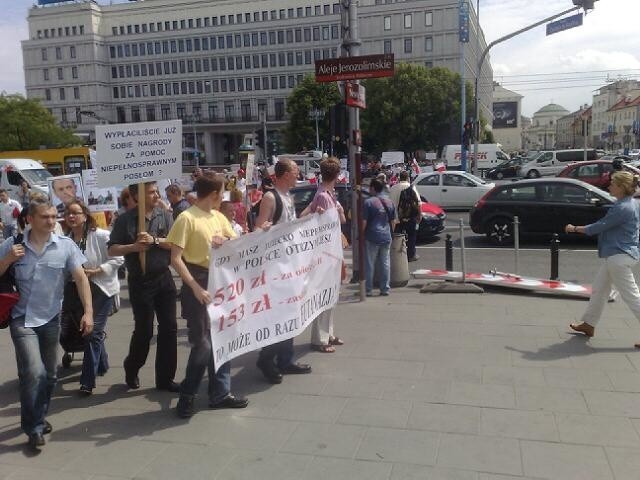 Demonstranci maszerowali "uzbrojeni&#8221; w transparenty