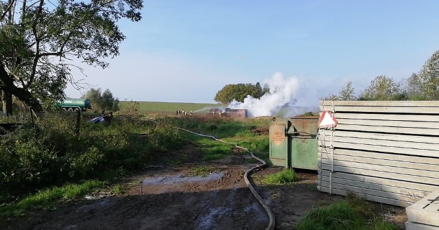 Dzisiaj (20.10.2021 r.) w Płaszewie (gm. Kobylnica) zapaliły się zbiorniki po oleju opałowym. Na miejscu działy 4 zastępy straży pożarnej.