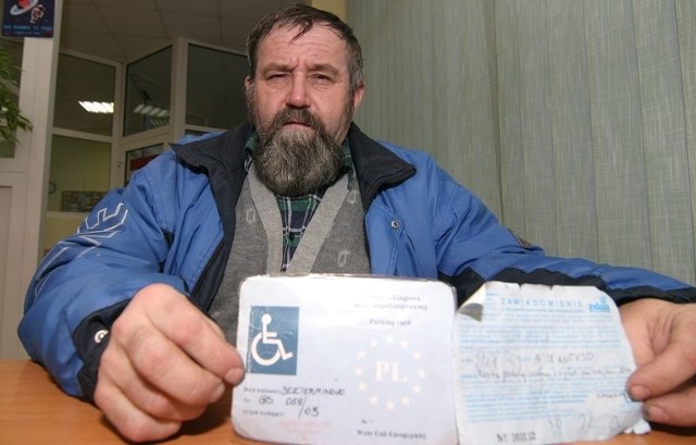 Pan Jerzy mimo że miał za szybą kartę parkingową osoby niepełnosprawnej, dostał wezwanie do zapłaty za parkowanie.