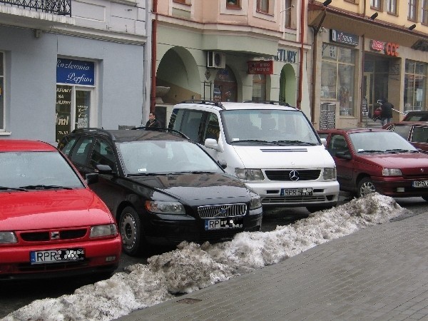 Prezydent Przemyśla przez kilkadziesiąt minut parkował swój samochód (nz. drugi od lewej) na zakazie.