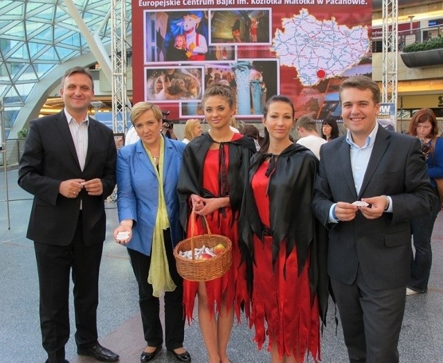 Od lewej: Jacek Kowalczyk dyrektor Departamentu Promocji, Edukacji, Kultury, Sportu i Turystyki Urzędu Marszałkowskiego w Kielcach, poseł do Parlamentu Europejskiego Róża Thun, czarownice, Marek Materek, asystent poseł Thun.