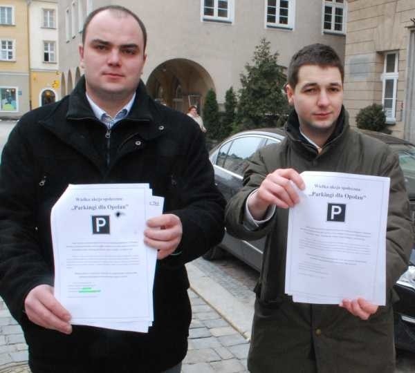 Akcja będzie trwać do 24 maja. Na zdjęciu: Patryk Jaki (z prawej) i Michał Nowak.