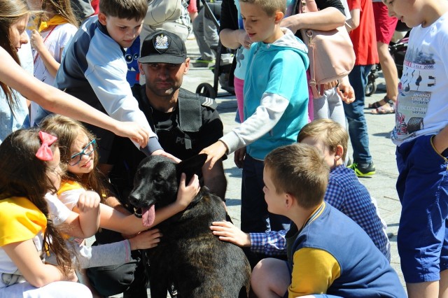 Podczas imprez z okazji Dnia Dziecka w Szydłowcu każdy najmłodszy uczestnik chciał pogłaskać policyjnego psa.
