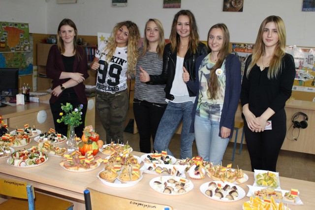 Młodzież z ZST-H podczas dnia hiszpańskiego. Uczniowie Wioletty Sosnowskiej przygotowali specjały z kuchni hiszpańskiej.