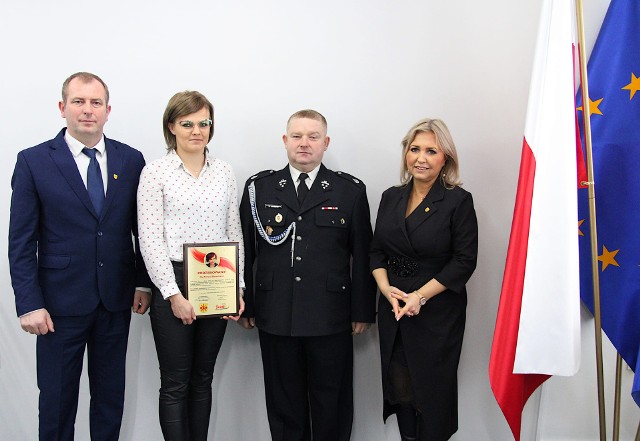 Pani Patrycja Banasiewicz (druga od lewej) podczas odbierania oficjalnych podziękowań z rąk wójta gminy, Marty Cytryńskiej.