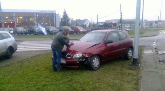 Ze wstępnych ustaleń policji wynika, że sprawcą zderzenia jest kierowca daewoo