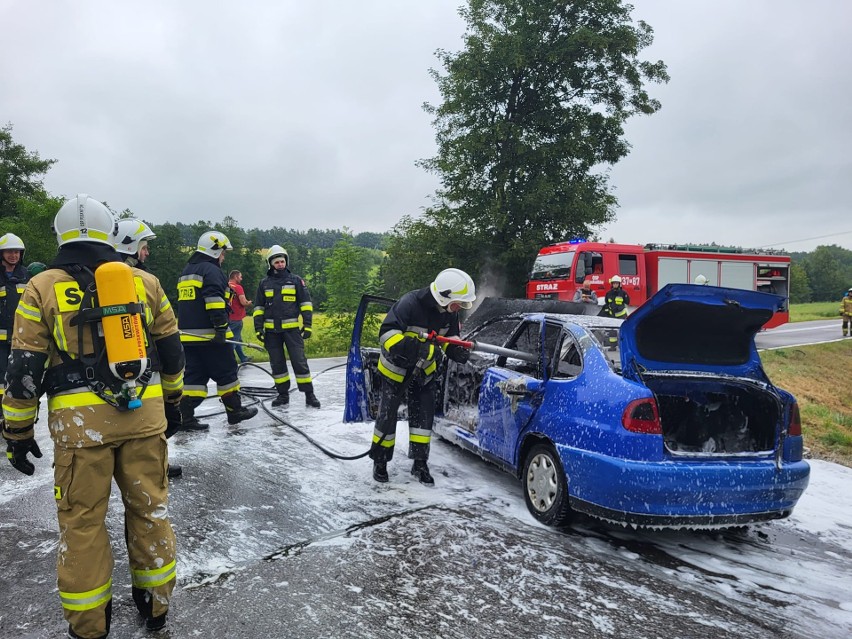 Pożar samochodu w Sułkowicach na drodze wojewódzkiej